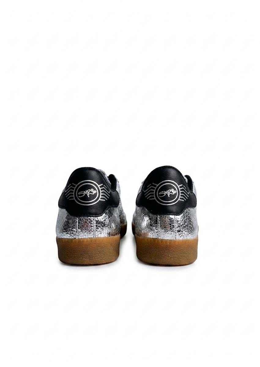 Vue Dos Basket Femme Argentée Semerdjian | Logo SMR23 et Semelle Gomme Vue arrière des sneakers femme Semerdjian SMR23 en cuir argenté métallisé avec logo signature sur talon noir et semelle gomme caramel.
