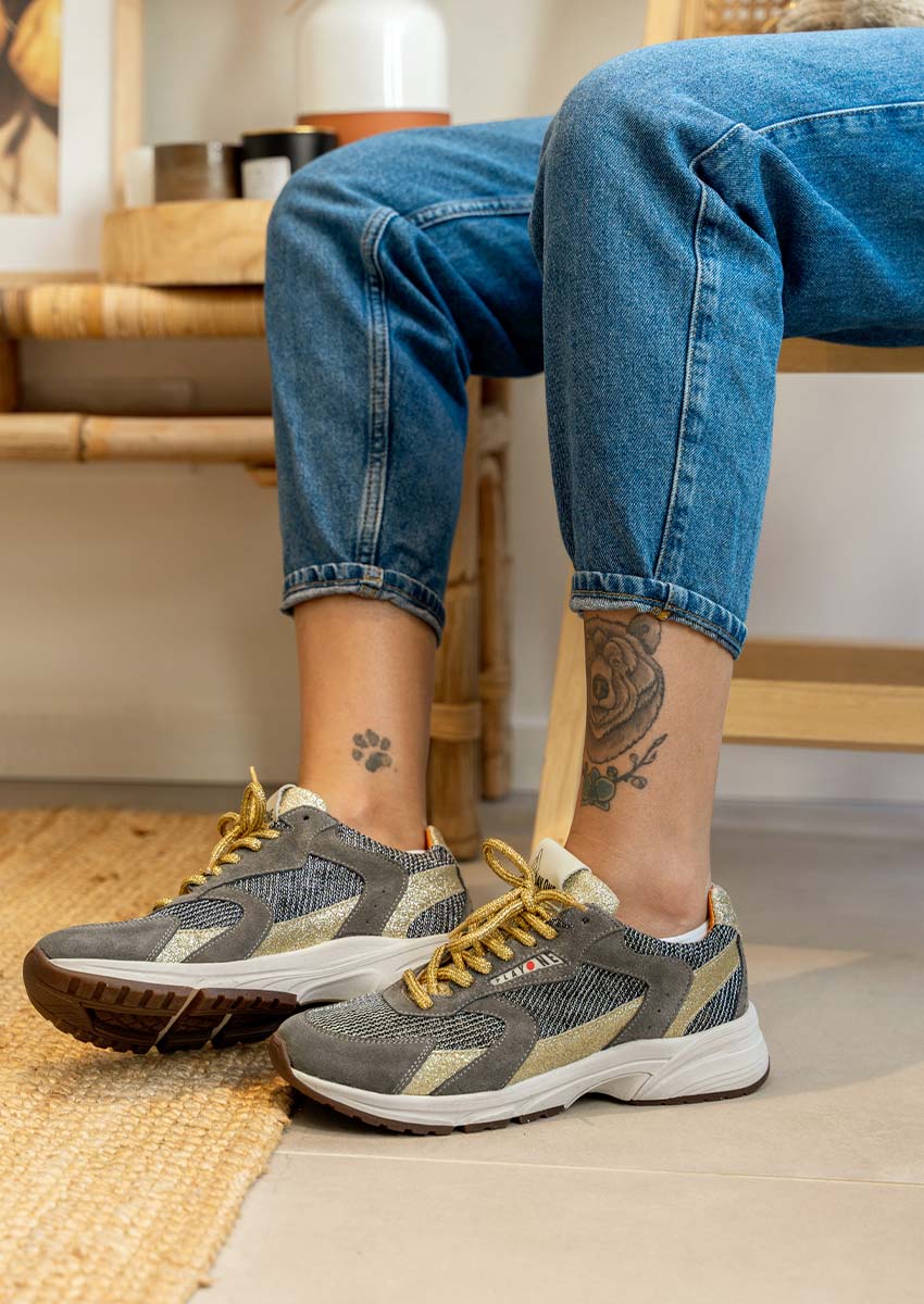 Basket Femme Casual Chic Play One LEAK 5 | Sneaker Italienne Lifestyle Décontractée Made in Italy Basket femme casual chic Play One LEAK 5 gris et doré portée avec jean bleu dans intérieur bohème - Sneaker italienne lifestyle décontractée semelle chunky blanche Made in Italy