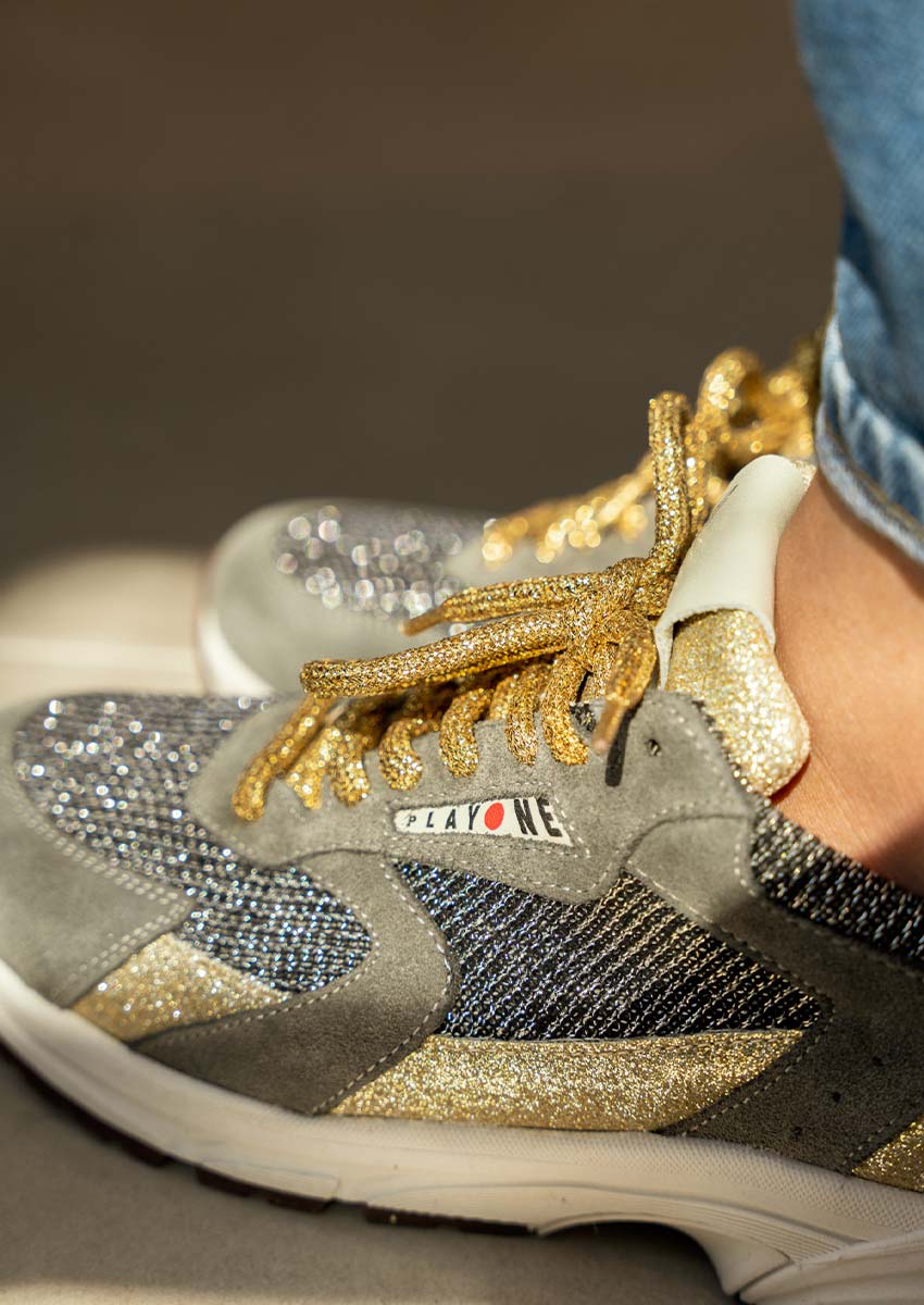 Basket Femme Glitter Luxe Play One LEAK 5 | Sneaker Italienne Dorée et Argentée Made in Italy Basket femme glitter luxe Play One LEAK 5 gros plan latéral - Sneaker italienne suede gris glitter doré et argenté lacets scintillants logo brodé semelle blanche Made in Italy