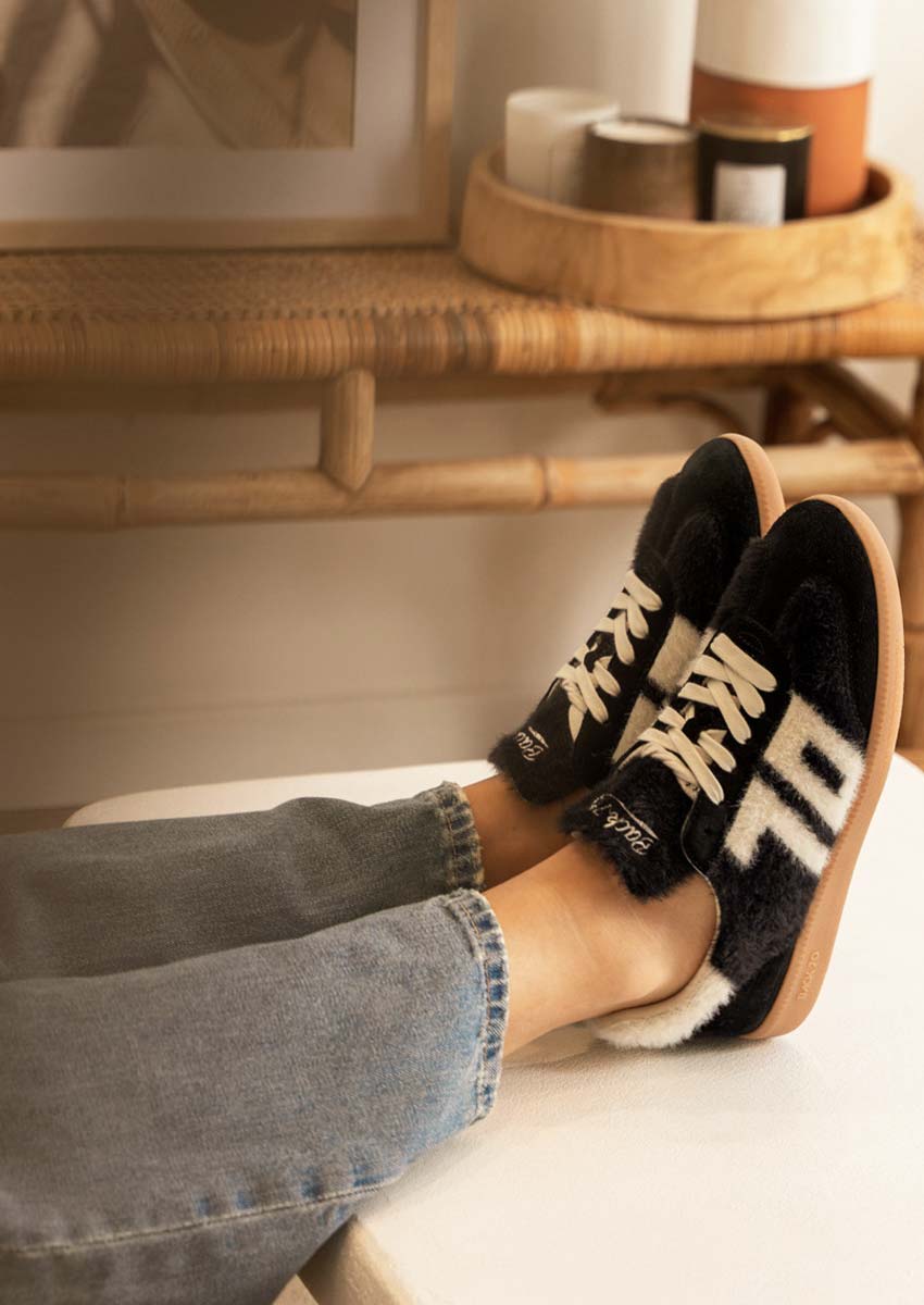 Basket Mohair Back 70 | Douceur et Semelle Gomme Baskets noires douillettes en mohair Back 70 vues de dessus, semelle en caoutchouc naturel, ambiance cozy et détente.