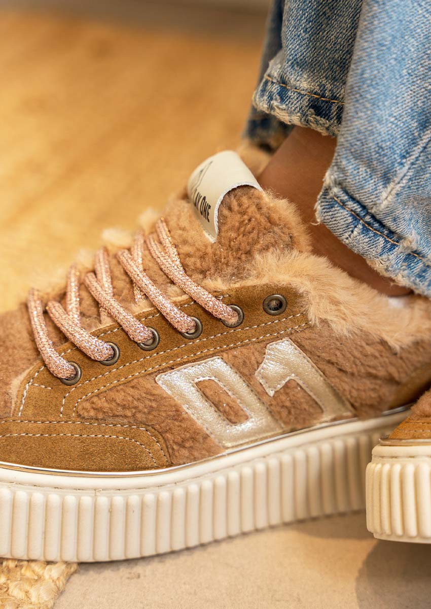 Basket femme Play One Kopy 1 Cognac – détail lacets scintillants et logo métallisé Détail basket femme Play One Kopy 1 Cognac : lacets ronds scintillants rose sable, œillets métal, logo métallisé, languette griffée Play One, fourrure marron
