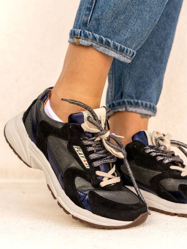 Basket femme Play One noire et bleue métallisée portée avec jeans bleu denim retroussé - Sneaker chunky rétro à lacets doubles et semelle épaisse blanche automne-hiver 2026-2027