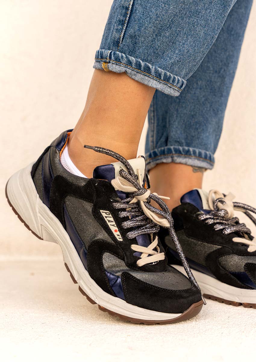 Basket Femme Play One Portée avec Jeans Bleu - Sneaker Chunky Rétro Noire et Bleue Métallisée Basket femme Play One noire et bleue métallisée portée avec jeans bleu denim retroussé - Sneaker chunky rétro à lacets doubles et semelle épaisse blanche automne-hiver 2026-2027