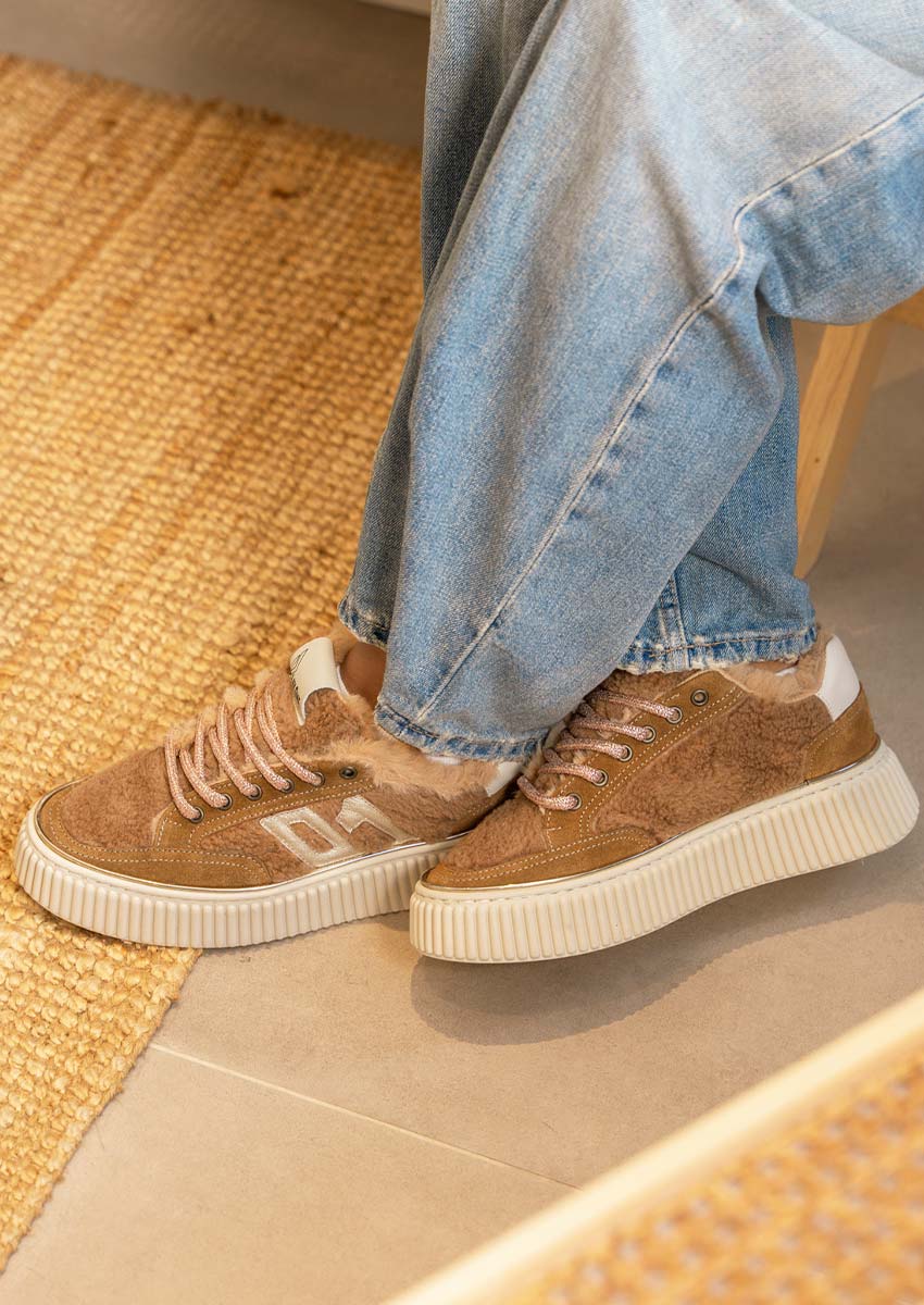 Basket Play One femme KOPY 1 Cognac – la paire fourrée iconique de l’hiver 2026 Paire de baskets Play One KOPY 1 Cognac portée avec un jean baggy bleu : basket Play One femme fourrée, semelle plateforme blanche crantée, hiver 2026