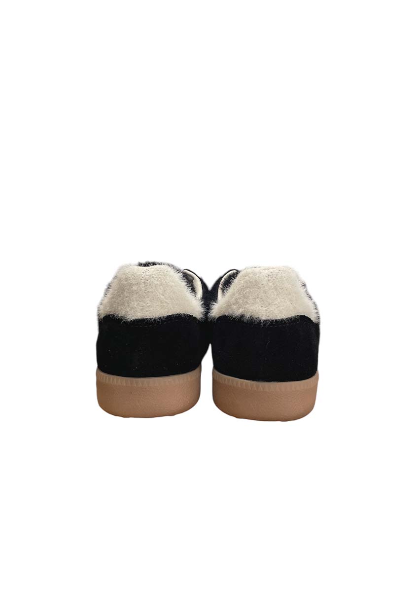 Baskets femme Back 70 Cloud vue talon – mohair crème & daim noir, semelle gomme AH26 Vue arrière des baskets femme Back 70 Cloud : talon en daim noir et languette mohair crème, semelle gomme beurre