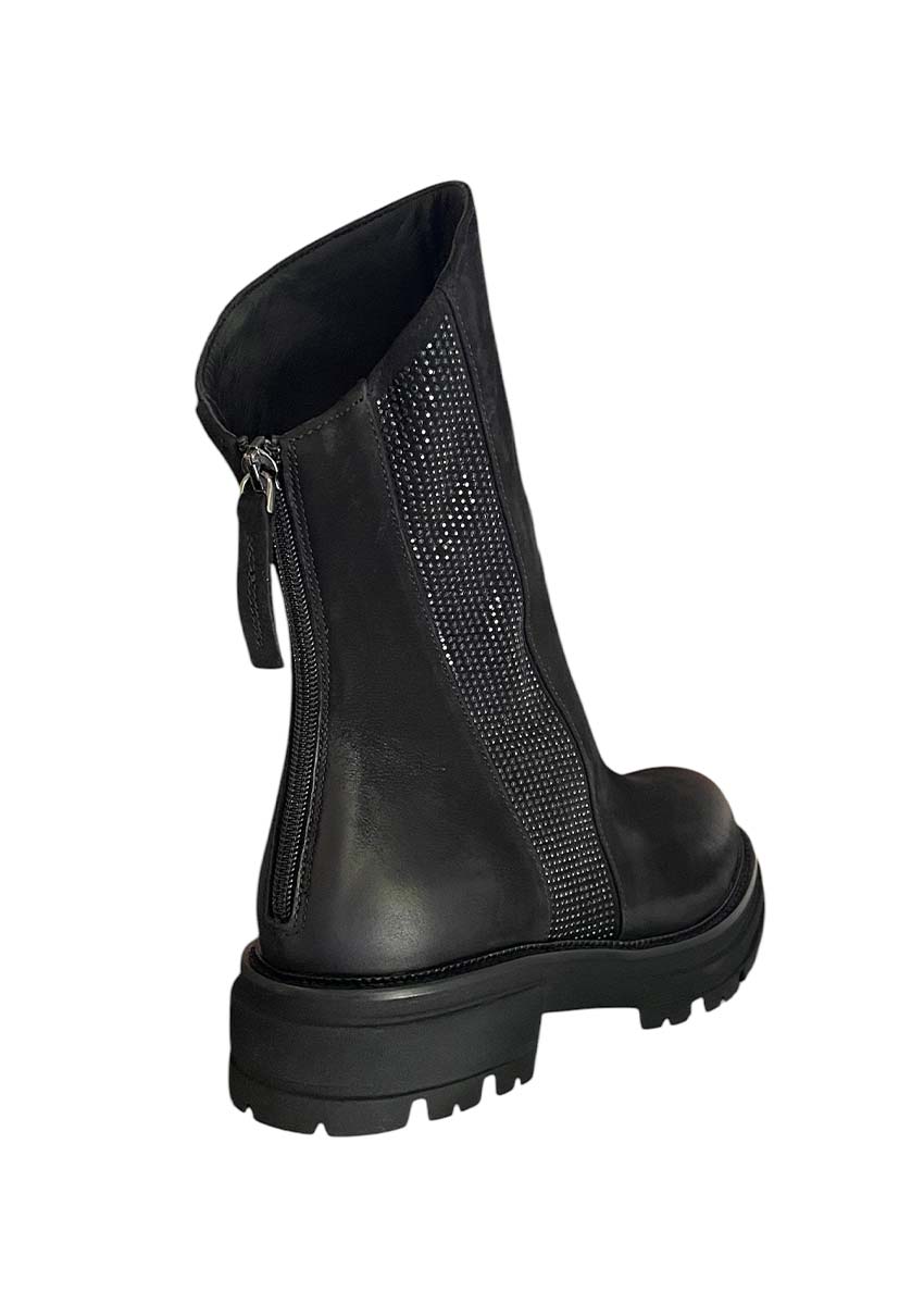 Boots Noires à Strass et Zip Arrière – Détails MAT:20 Vue arrière de la boots noire MAT:20 avec fermeture zippée pratique et bande de strass sur le talon. Modèle au chaussant adapté aux pieds forts et larges.