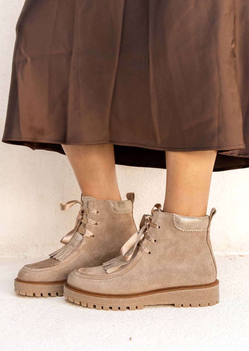Bottine en velours beige portée avec jupe satinée – Minka Design | Corner-Shoes.com Bottine en velours beige Minka Design portée avec jupe satinée chocolat : look élégant automne-hiver 2026
