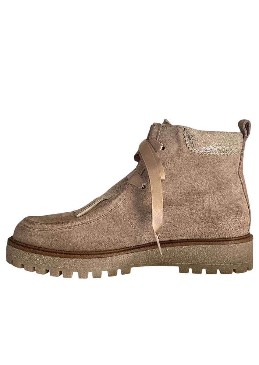 Packshot bottine Minka Design Luana Velour beige – daim & semelle crantée | Corner-Shoes.com Bottine Minka Design Luana Velour beige sable en daim : packshot profil, semelle crantée et col doré