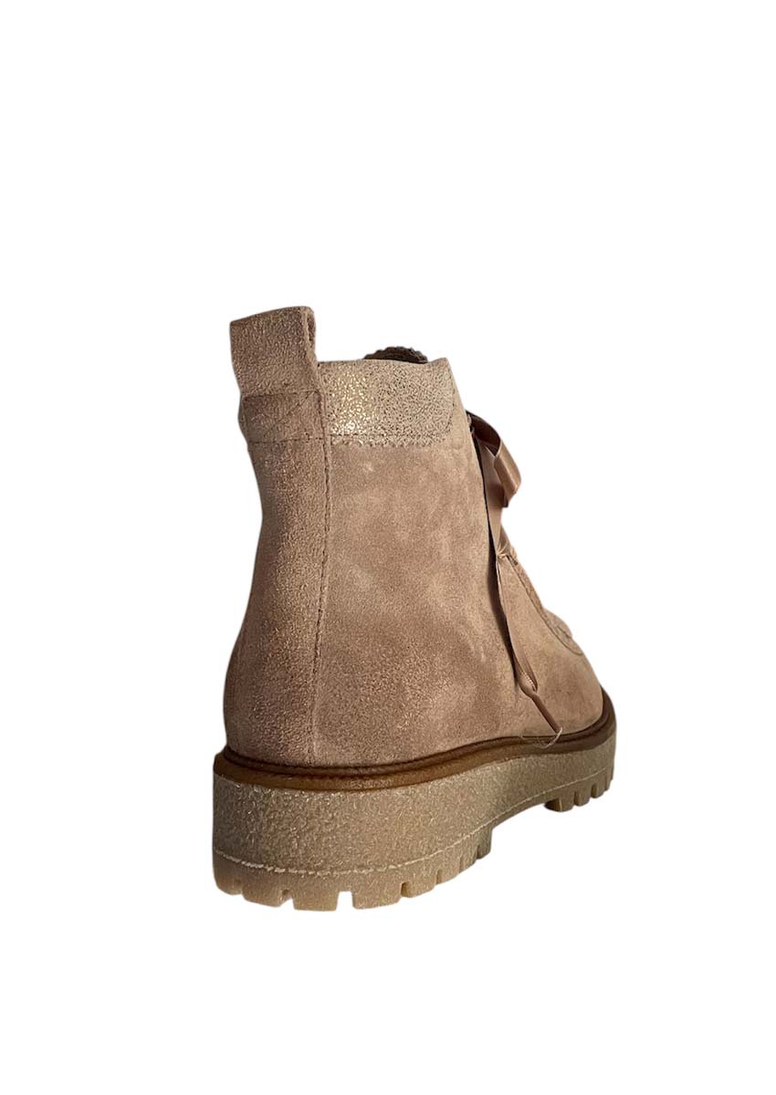 Vue arrière bottine Minka Design Luana Velour – talon 4 cm confortable | Corner-Shoes.com Bottine Minka Design Luana Velour beige vue de dos : talon 4 cm, semelle crantée et bride d'enfilage