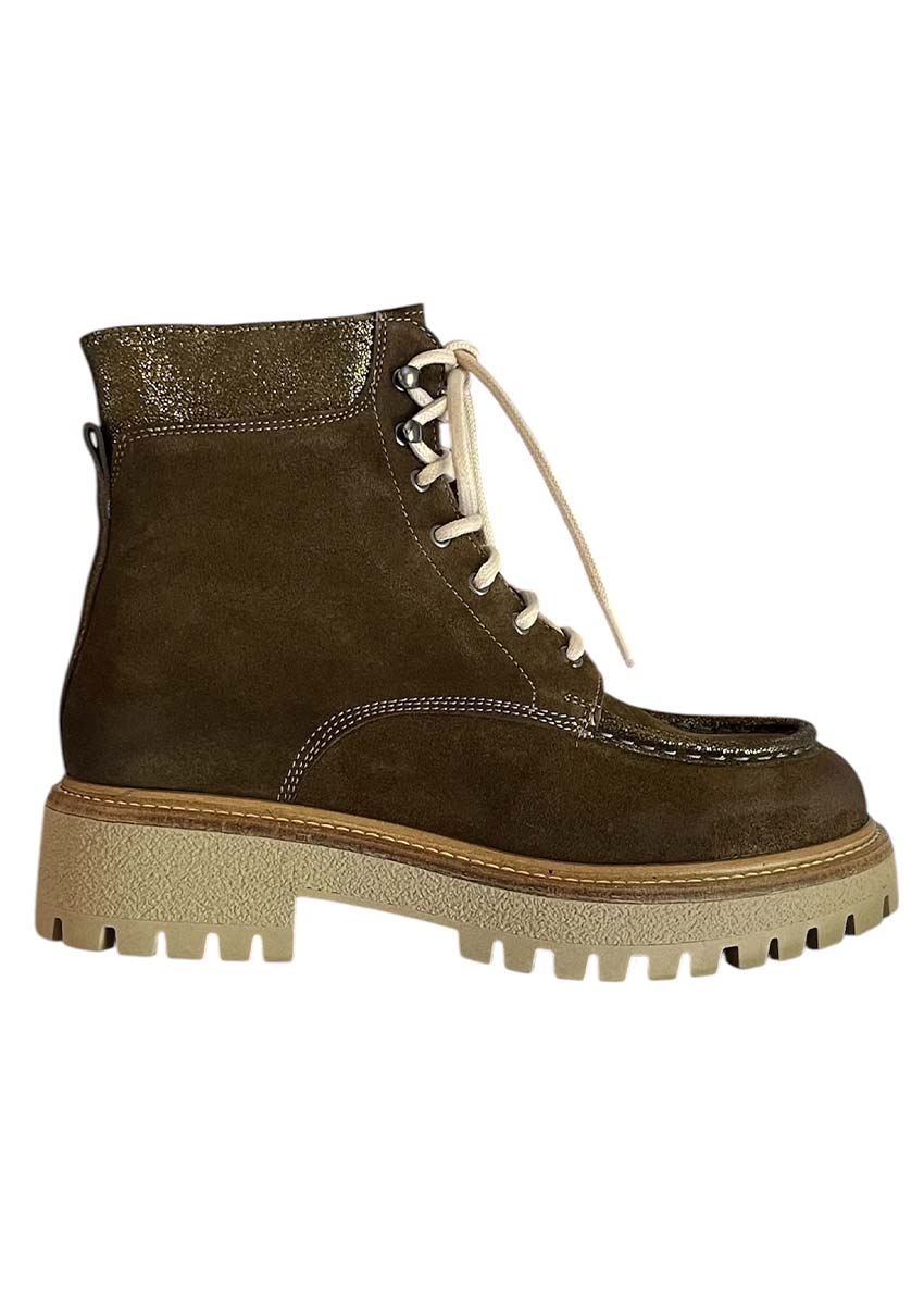 Bottine daim olive col métallisé doré – LISA Minka Design Hiver 2026 Minka Design Lisa : Bottine Femme Daim Kaki Plateforme Bottine olive femme en daim LISA Minka Design : col doré, lacets crème, plateforme crantée – profil studio