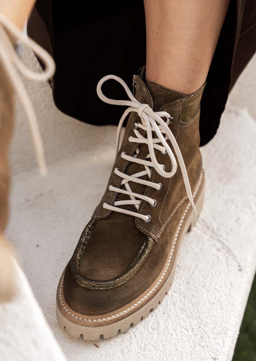Bottine daim olive à lacets crème, détails dorés | LISA Minka Design Bottine verte femme en daim olive Minka Design LISA : lacets crème et bout mocassin liseré doré