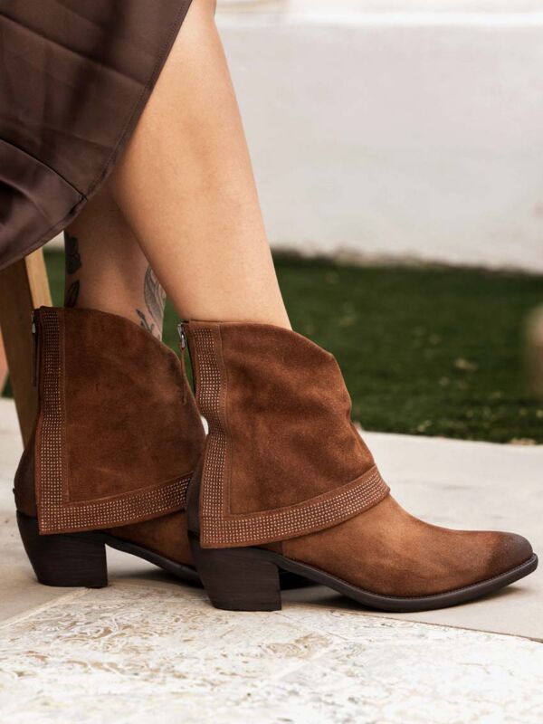 Bottines cuir marron strass portées avec jupe camel - Sayo Faggio 9527 Mat:20 look femme tendance Automne-Hiver 2026