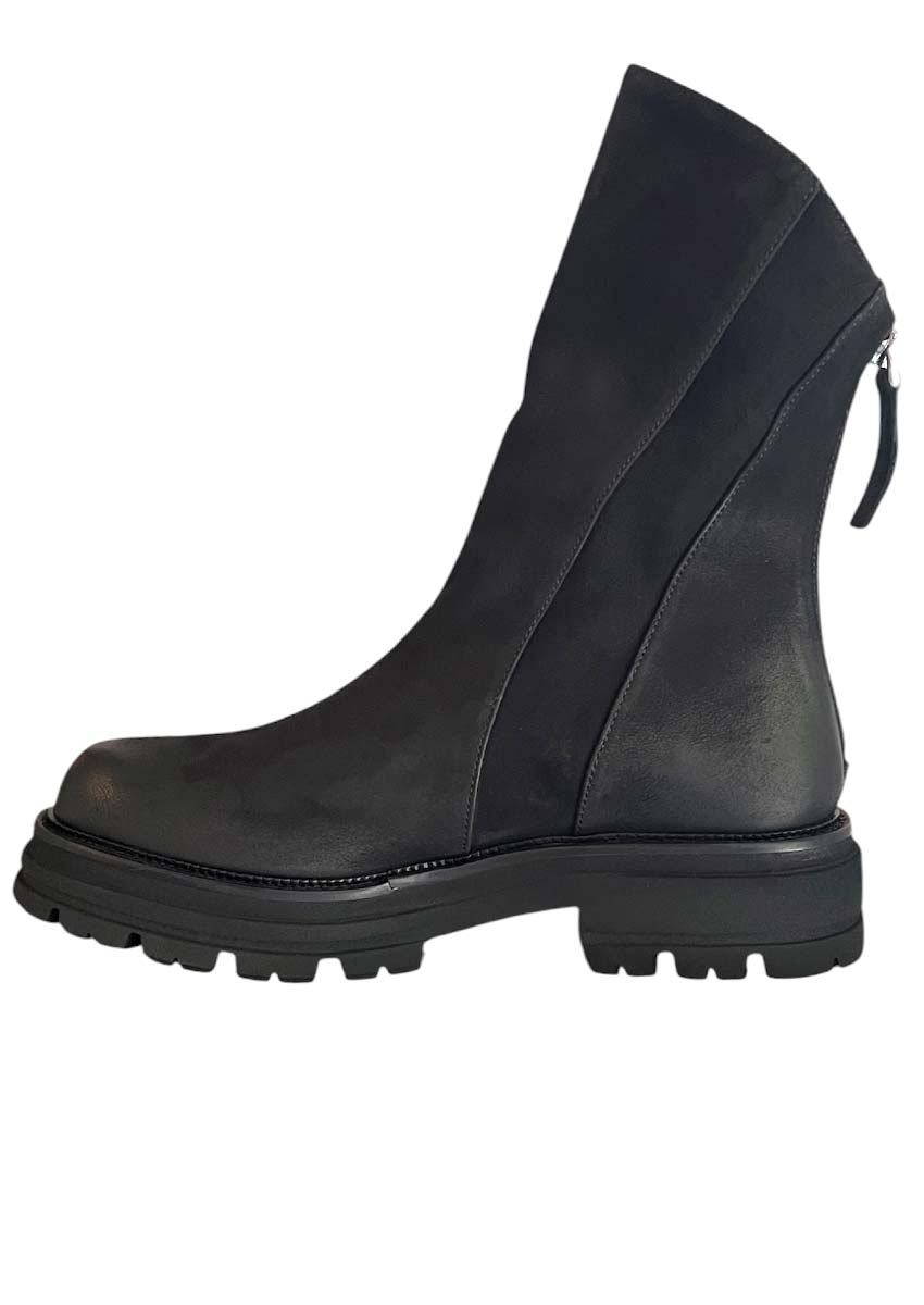 Bottine Cuir Noir Semelle Crantée – MAT:20 Wash Nero Bottine femme MAT:20 en cuir noir avec semelle crantée épaisse de 4 cm, vue de profil. Modèle Wash Nero 9978, style rock-chic hiver 2026.