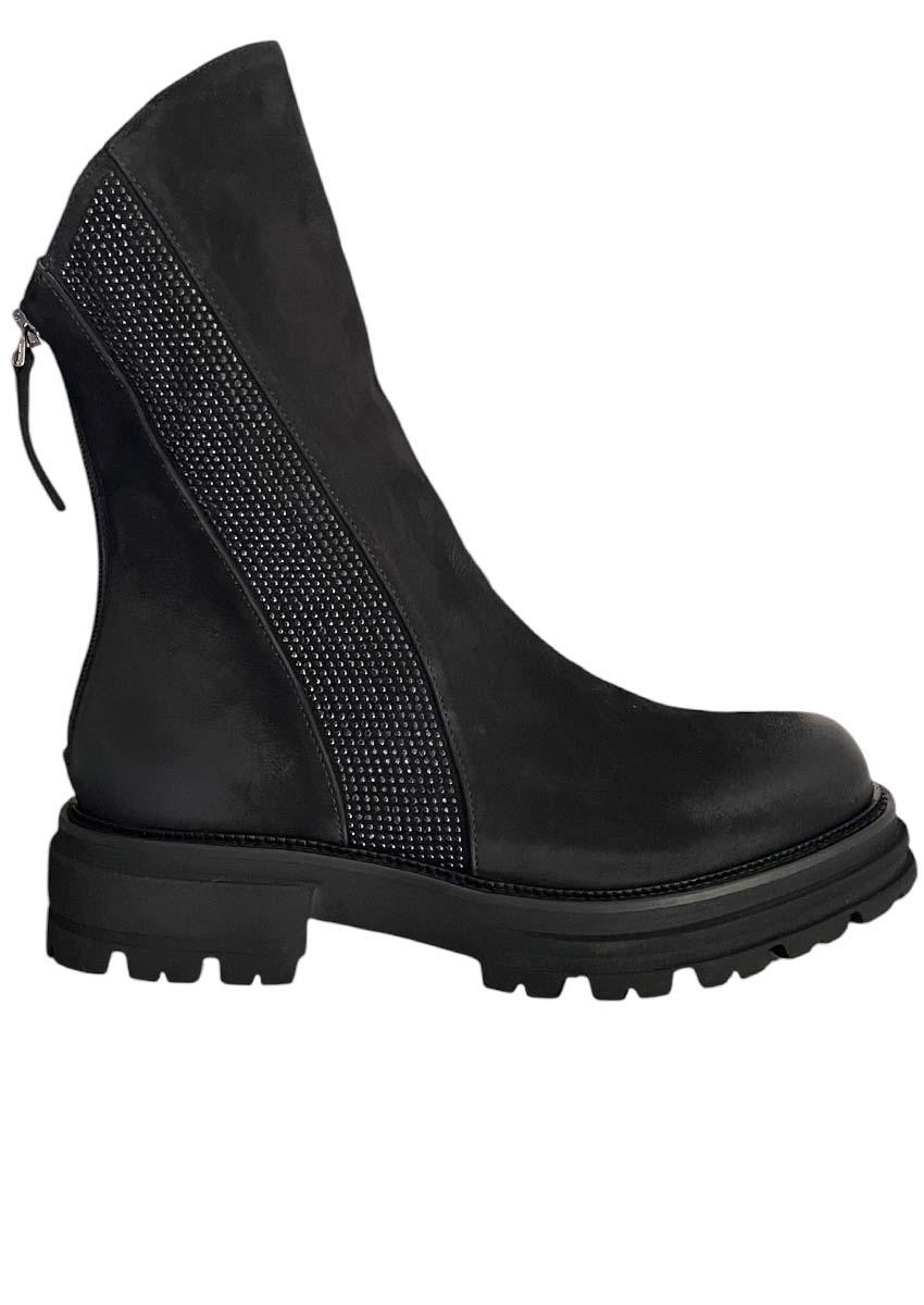 Bottines Italiennes Rock-Chic Peau de Pêche – Hiver 2026 MAT:20 - Bottines Femme Cuir Noir et Strass Semelle Crantée Wash Nero 9978 Bottines italiennes rock-chic pour femme, bi-matière en cuir lisse et peau de pêche noir, ornées de strass latéraux.