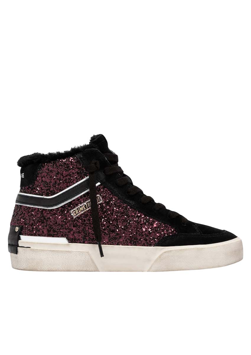 Baskets femme Crime London RECUT HIGH paillettes bordeaux – vue de profil Crime London Recut High I Baskets Femme Paillettes Bordeaux Crime London RECUT HIGH : basket femme paillettes bordeaux vue profil, daim noir, col fourrure, semelle blanche effet usé