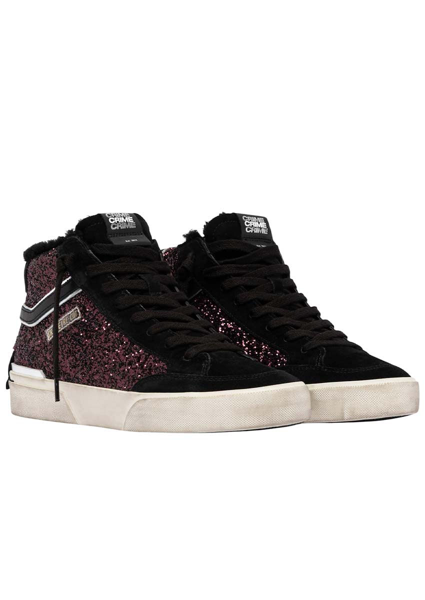 Sneakers Crime London RECUT HIGH cranberry – vue paire de face Paire de sneakers Crime London RECUT HIGH glitter cranberry, bout daim noir, lacets noirs, tige paillettes bordeaux