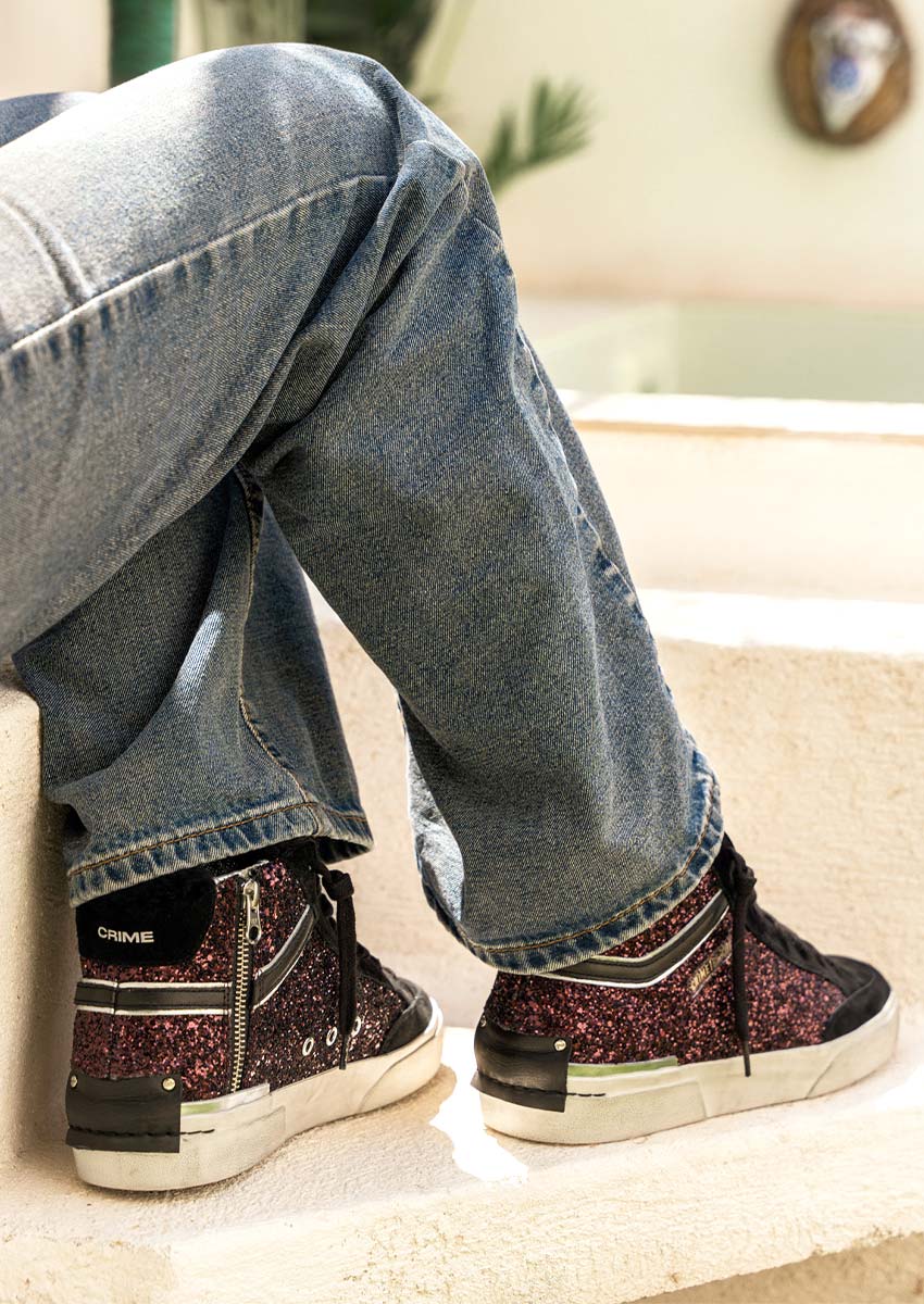RECUT HIGH portées : zip latéral métal et talon griffé CRIME Sneakers Crime London RECUT HIGH portées vue dos : zip latéral, talon cuir CRIME, jean wide leg bleu sur marches blanches