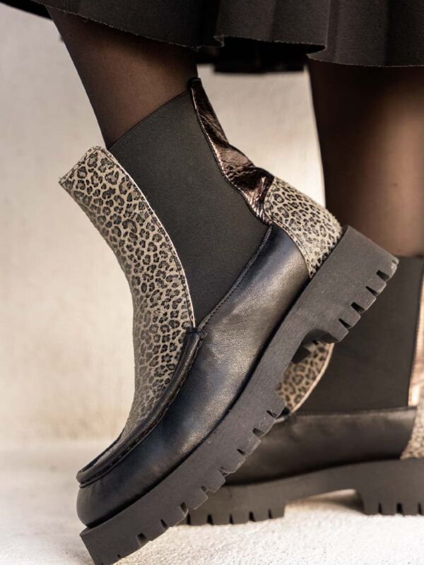 Détail bottine léopard LABOR portée : cuir imprimé léopard, élastique latéral sans zip, talon bronze métallisé, semelle crantée