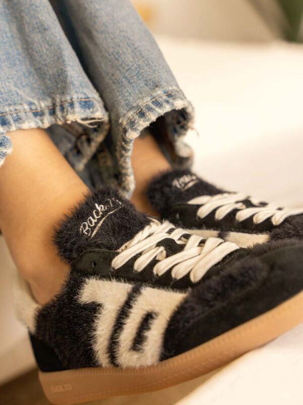 Gros plan sur la texture en mohair noir de la sneaker Back 70, lacets blancs tressés en coton et logo brodé sur la languette.