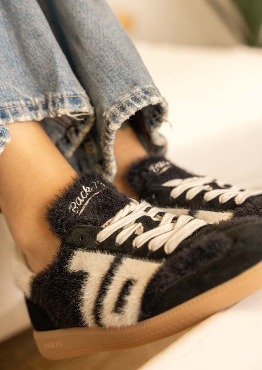 Détail Matière Mohair - Sneaker Back 70 Édition Noire Gros plan sur la texture en mohair noir de la sneaker Back 70, lacets blancs tressés en coton et logo brodé sur la languette.