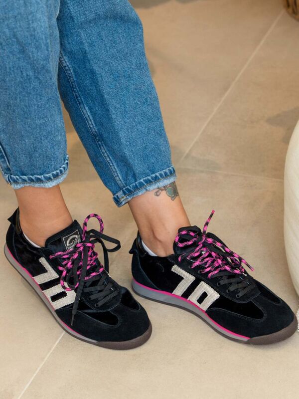 Femme portant les baskets noires Back 70 Rocket Velvet avec un jean droit retroussé : suédine velours et lacets fuchsia