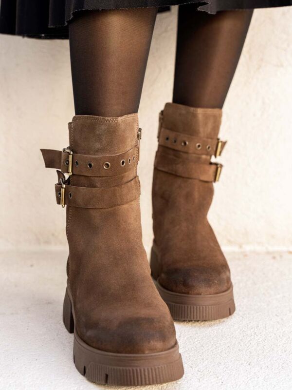 Bottines Minka Design collection hiver 2026, qualité daim exceptionnel, de couleur marron, confortable et facile à enfiler avec son système double lanière ajustable
