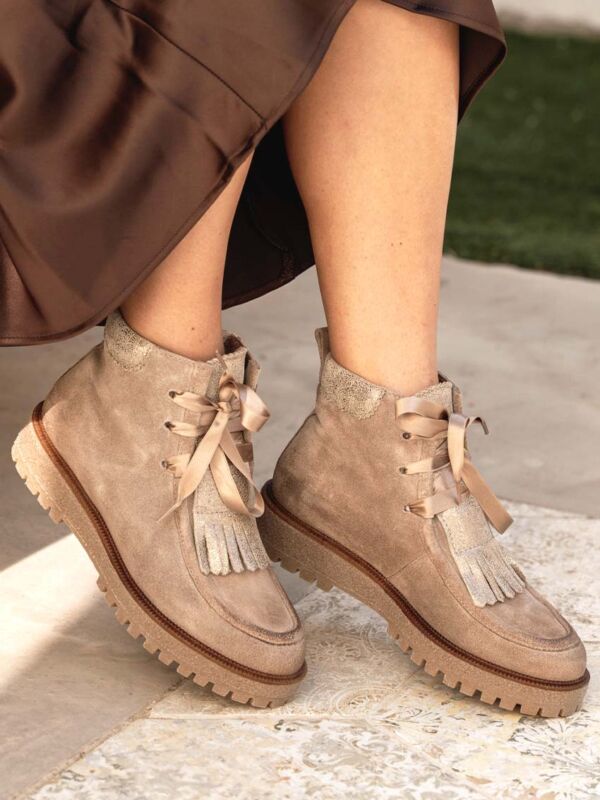 Minka Design Luana Velour : bottine beige en daim à franges dorées et lacets satin, portée avec une jupe satinée marron