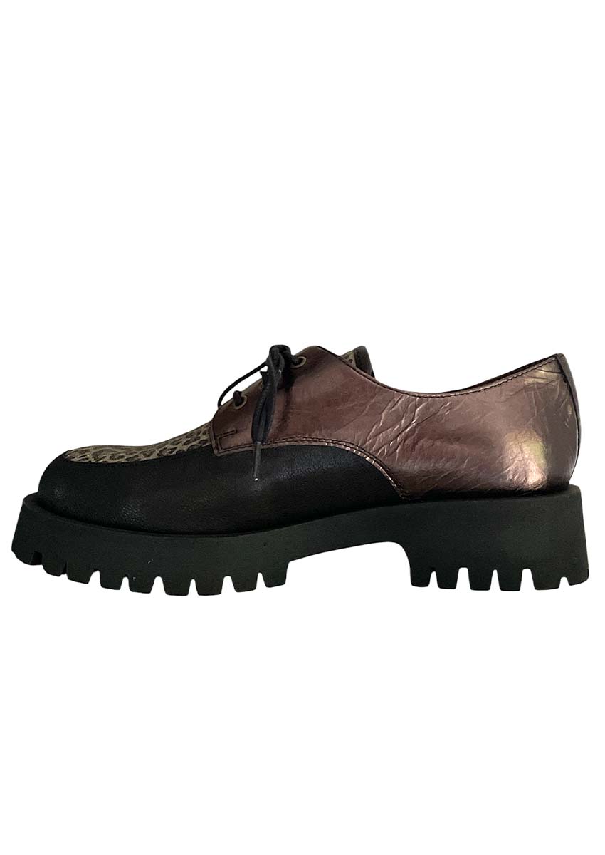 Mocassin à lacets semelle crantée léopard & bronze – profil | Minka Design JAVA Profil gauche du mocassin à lacets femme JAVA : empeigne cuir noir, bronze métallisé, motif léopard et semelle crantée chunky