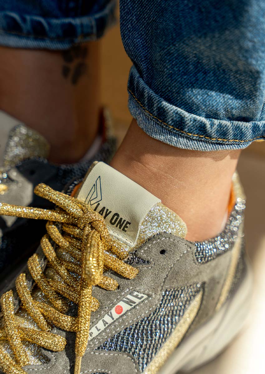Sneaker Femme Détails Premium Play One LEAK 5 | Lacets Glitter Dorés et Finitions Luxe Made in Italy Sneaker femme détails premium Play One LEAK 5 gros plan lacets glitter dorés logo brodé suede gris et glitter platine - Basket italienne finition luxe Made in Italy