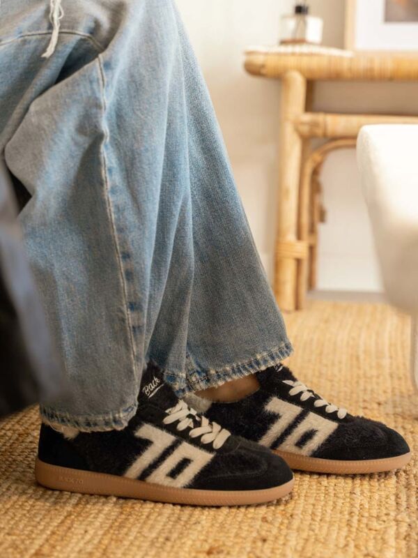 Sneaker femme noire en mohair Back 70 avec logo 70 blanc, portée avec un jean denim large, style streetwear rétro