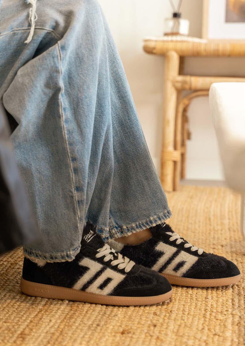 La Mohair by Back 70 | Sneaker Vintage Noire & Confort Sneaker femme noire en mohair Back 70 avec logo 70 blanc, portée avec un jean denim large, style streetwear rétro