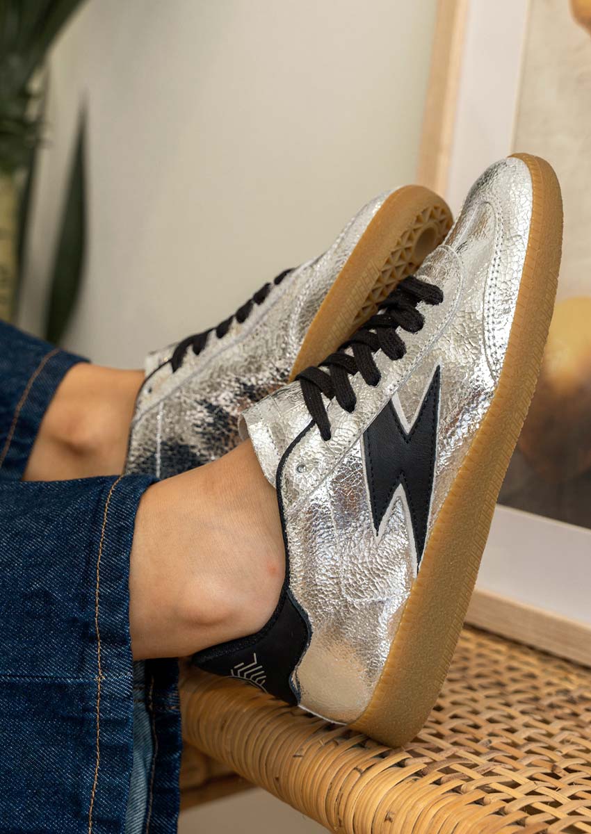 Sneakers Femme Argentée Métallique SMR23 Emily E245 | Tendance Automne Hiver 2026-2027 - Semerdjian Sneakers Femme Semerdjian Emily E245 | Basket Argentée Metallic Sneakers femme SMR23 Emily E245 Semerdjian en cuir argenté métallique portées avec jean denim - basket tendance automne hiver 2026 semelle gomme