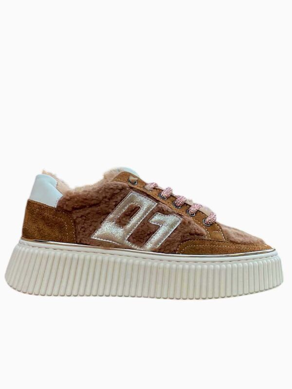 Sneakers Play One KOPY 1 Cognac de profil : logo métallisé doré sur fourrure synthétique, lacets ronds scintillants rose sable, plateforme beige