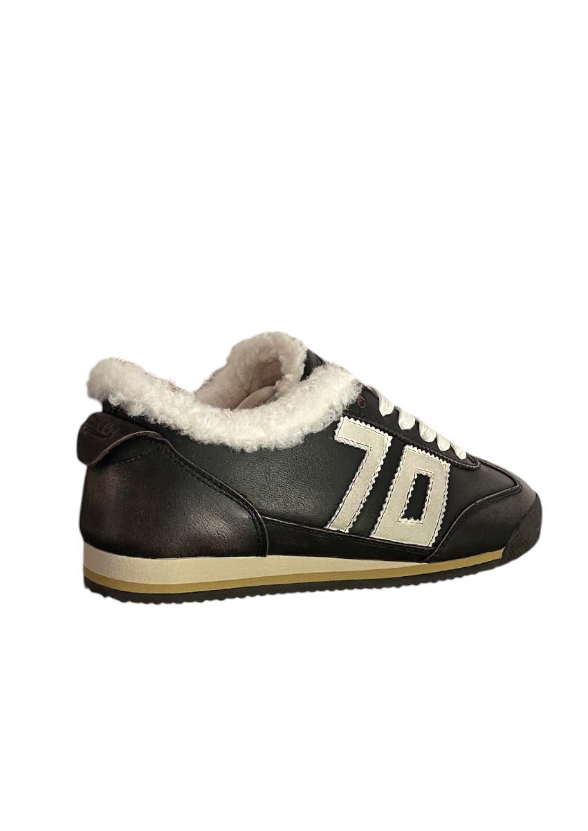 Back 70 Leon vue trois-quarts – Sneaker fourrée cuir patiné taupe | Corner-Shoes.com Sneaker femme fourrée Back 70 Leon en cuir patiné taupe, vue trois-quarts arrière : col moumoute écru, logo 70 crème et semelle gomme jaune vintage