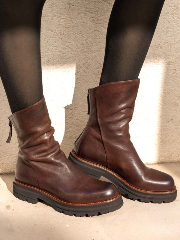 Boots femme mi-mollet en cuir vue détaillée semelle crantée et zip latéral