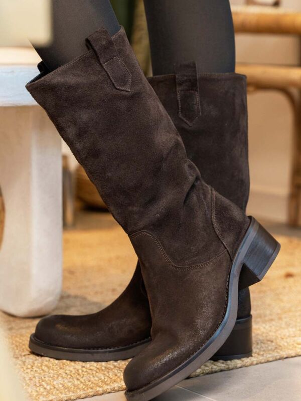 Gros plan botte femme petit talon confortable NICHE en velours marron, finition cuir qualité italienne hiver 2026