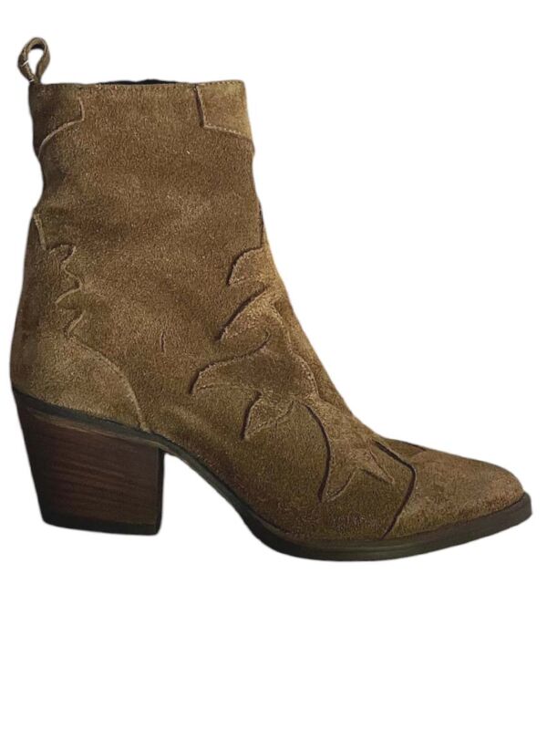 Bottine cowboy NICHE en daim velours marron Sigaro vue de profil montrant le bout pointu, les surpiqûres western et le talon cubain 6cm - Collection Hiver 2026