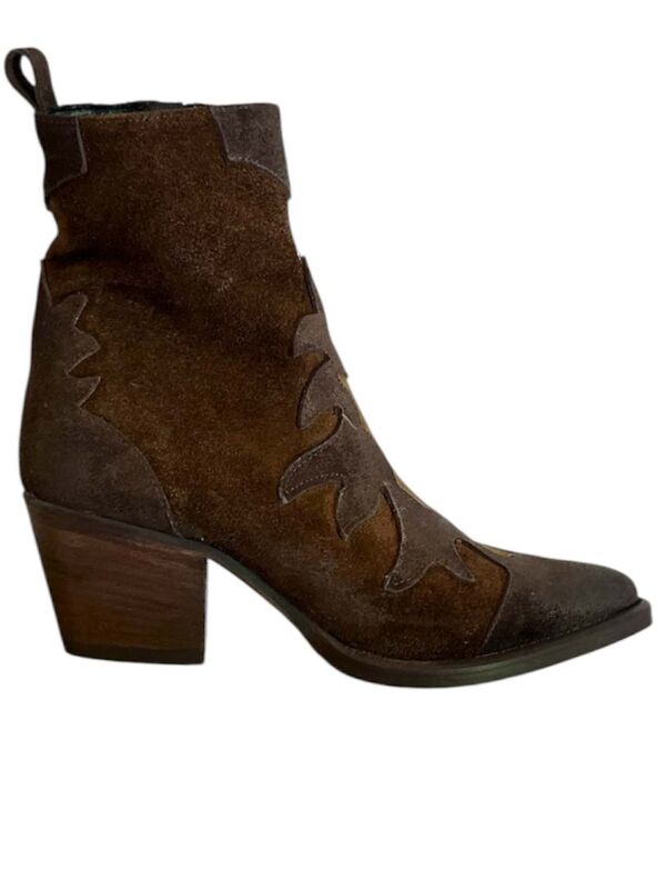 Bottine western femme en daim marron NICHE 842 vue de profil : empiècements flammés, talon bloc effet bois et bout pointu.