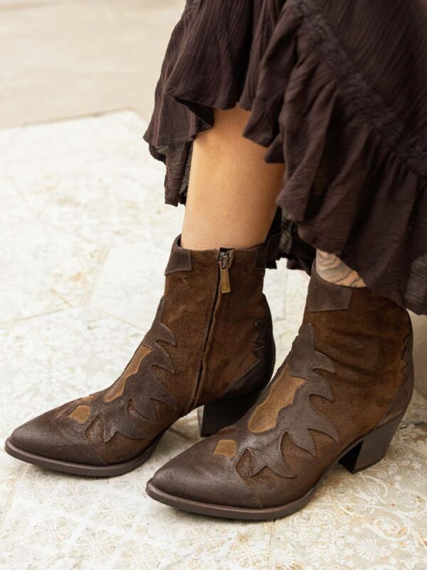 Bottines marron femme western en daim NICHE 842, zip latéral doré, portées avec robe bohème