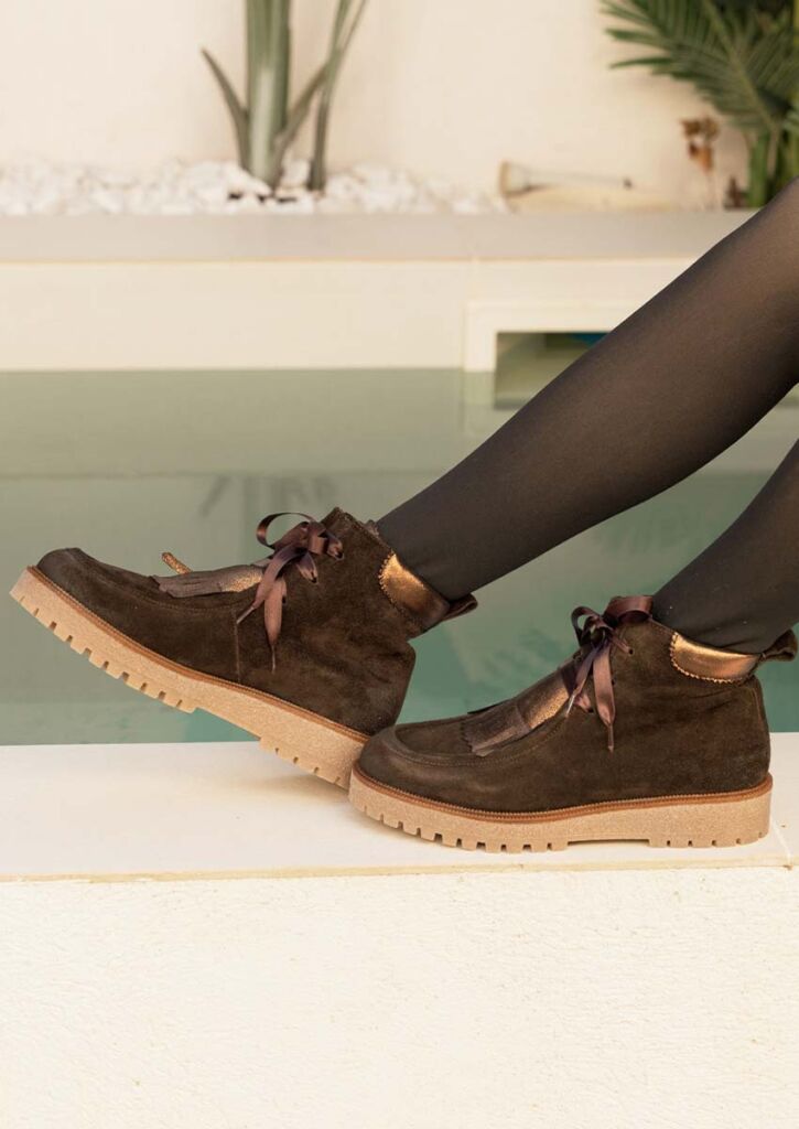 Bottines Minka Design 2026 LUANA en daim marron portées avec franges bronze et lacets ruban soie, semelle plateforme crantée