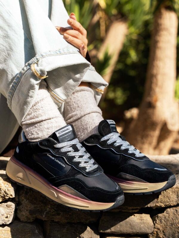 Crime London AKIRA - Baskets Femme Noir/Argent Hiver 26 , noires et argentées avec jean clair retroussé et chaussettes épaisses beige - Look streetwear urbain lifestyle