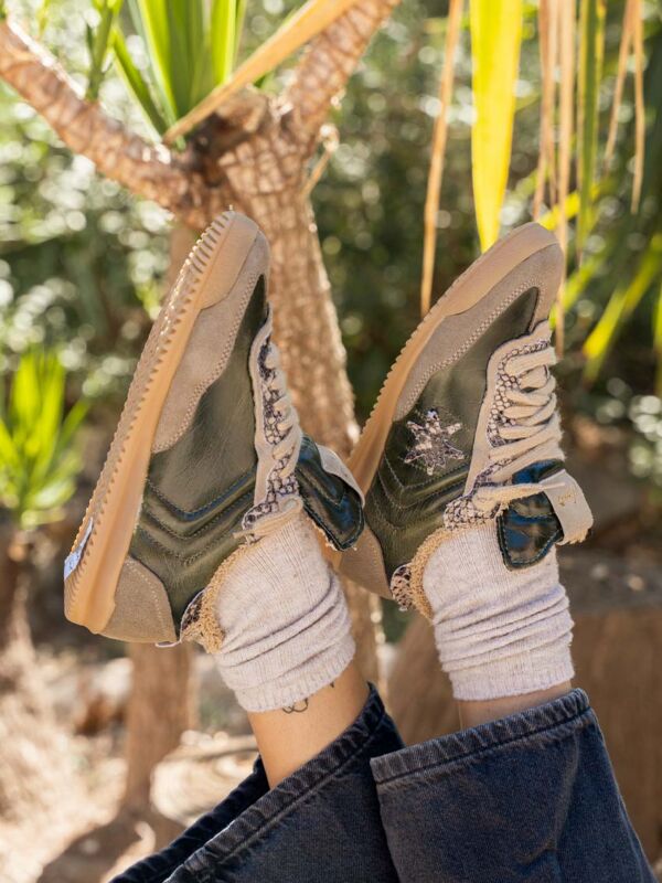 Sneakers Femme Fourrées Cuir Kaki Militaire – Moni Shoes LOVLAF502, portées avec chaussettes blanches et jean brut, vue de dessus en extérieur.