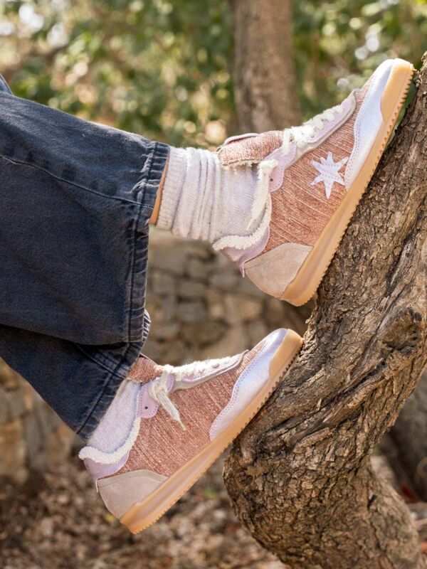 Sneakers fourrées roses femme Moni Shoes LOVLAF501 portées avec un jean brut, look urbain automne-hiver 2026-2027